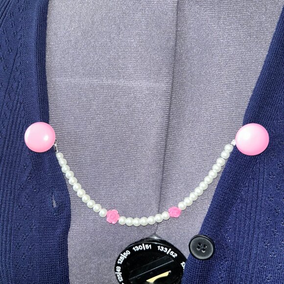 Upcycled sweater clasp/collar clip made with vintage pink clip on earrings - Picture 7 of 8